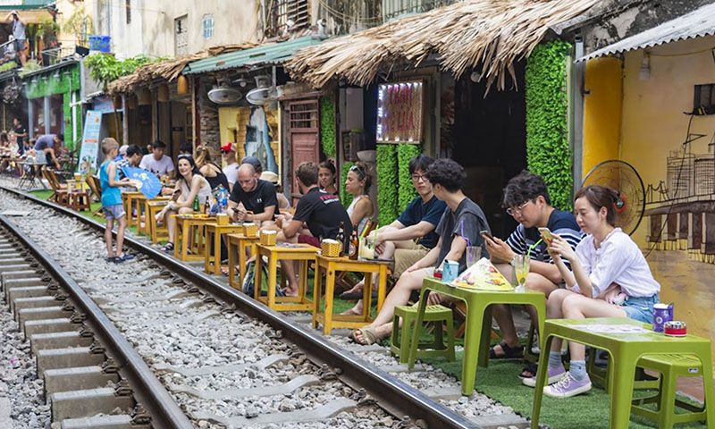 Yêu cầu xử lý tình trạng quán cà phê” nằm sát đường tàu
