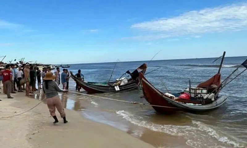 Kéo một con thuyền đánh bắt hải sản không người vào bờ biển Quảng Trị