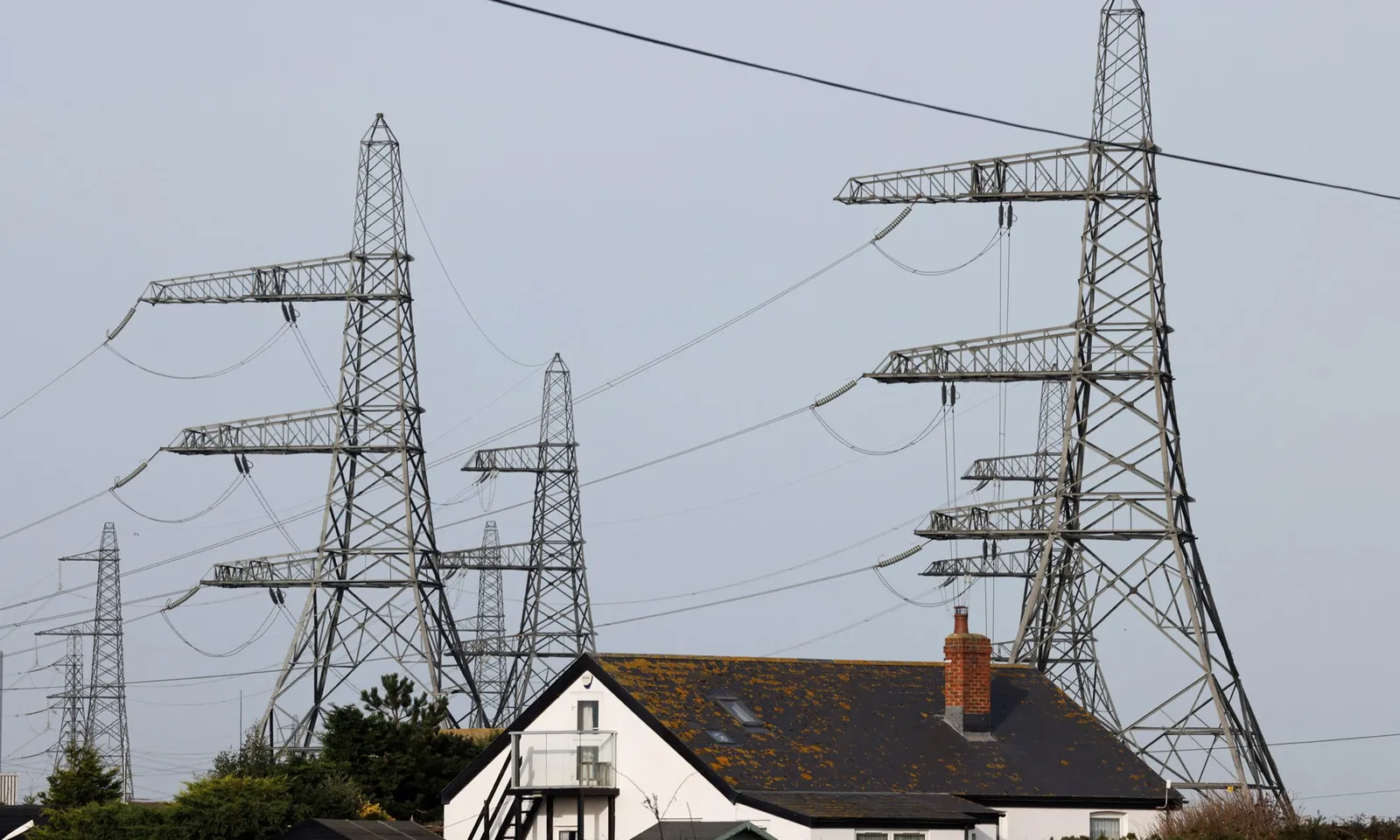 Anh hỗ trợ hơn 3.000 USD cho mỗi hộ dân sống gần cột điện cao thế mới