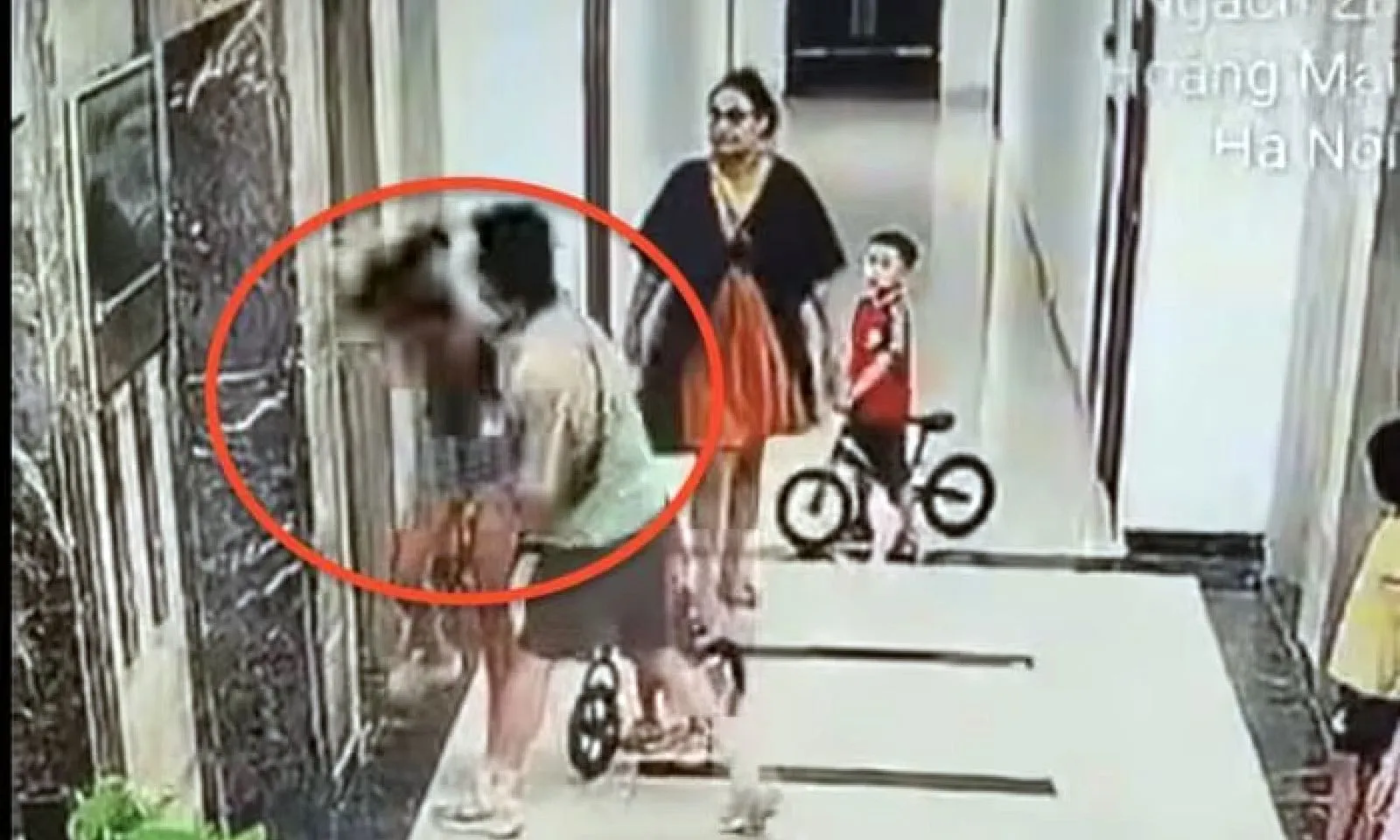 Bắt giữ người đàn ông xăm trổ hành hung phụ nữ tại chung cư 