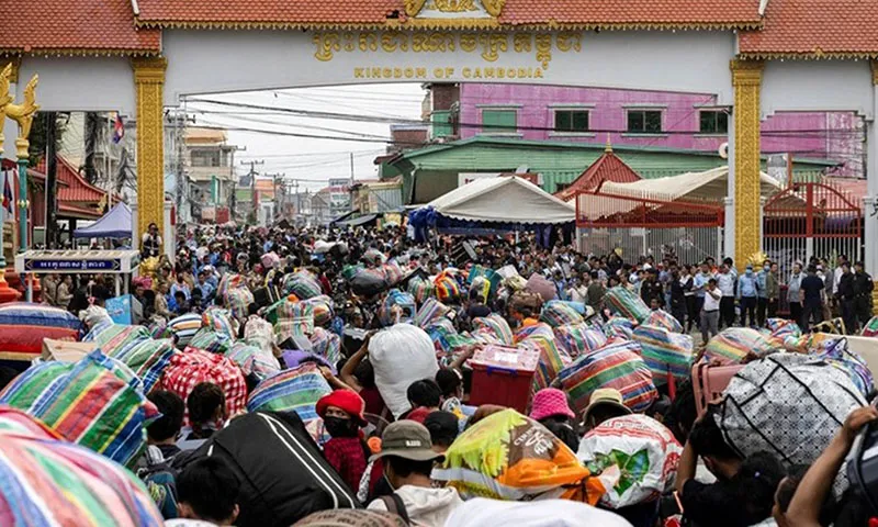 Người dân Campuchia vượt cửa khẩu Ban Laem để trở về nhà từ tỉnh Chanthaburi, Thái Lan ngày 28 7 Ảnh Reuters