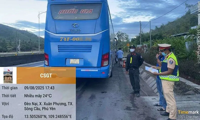 Xử lý xe khách vi phạm từ tin báo người dân gửi đến Cục trưởng Cục CSGT