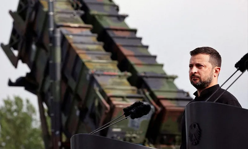 Tổng thống Volodymyr Zelensky thị sát cuộc tập trận của binh sĩ Ukraine  Ảnh Reuters