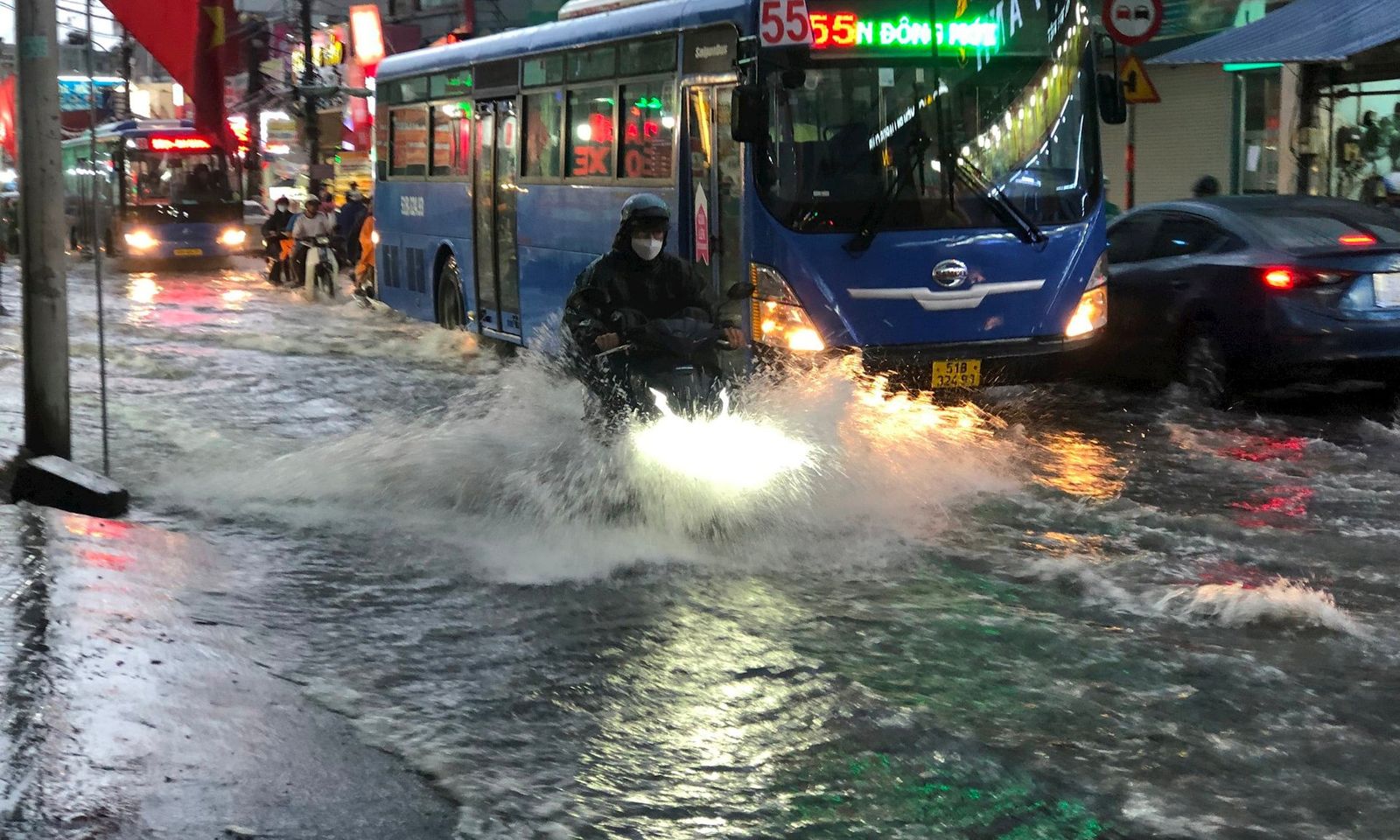 Mưa lớn gây ngập nhiều tuyến đường tại TPHCM chiều 10/8