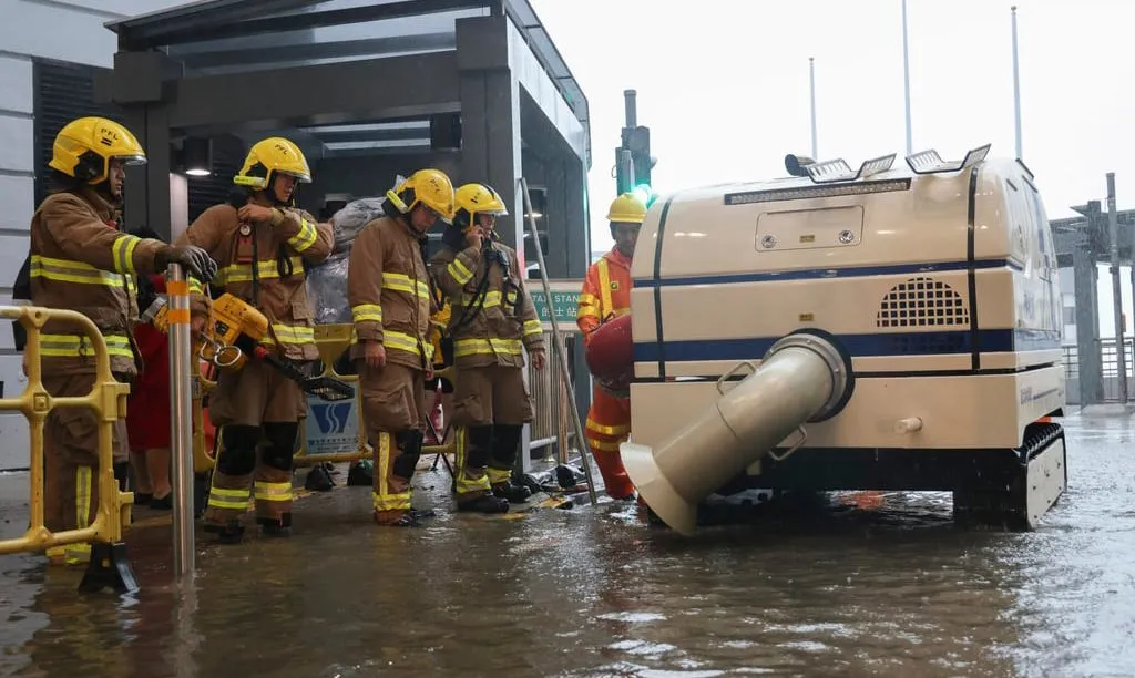 Hong Kong ‘tê liệt’ vì mưa lớn kỷ lục