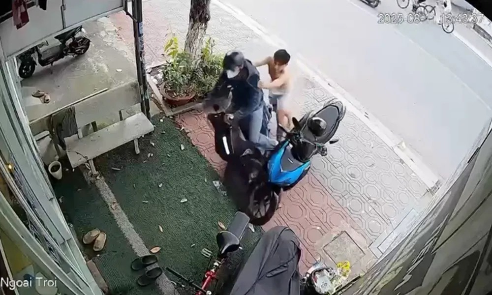 Cướp giật lắc vàng 18K, nam thanh niên bị người dân khống chế tại chỗ