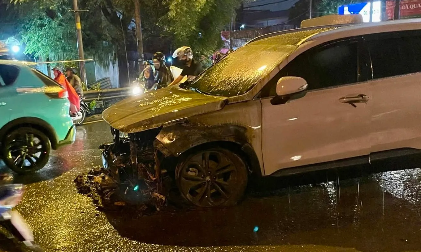 Ô tô 7 chỗ bốc cháy dữ dội gần cầu vượt Gò Dưa, tài xế kịp thoát thân