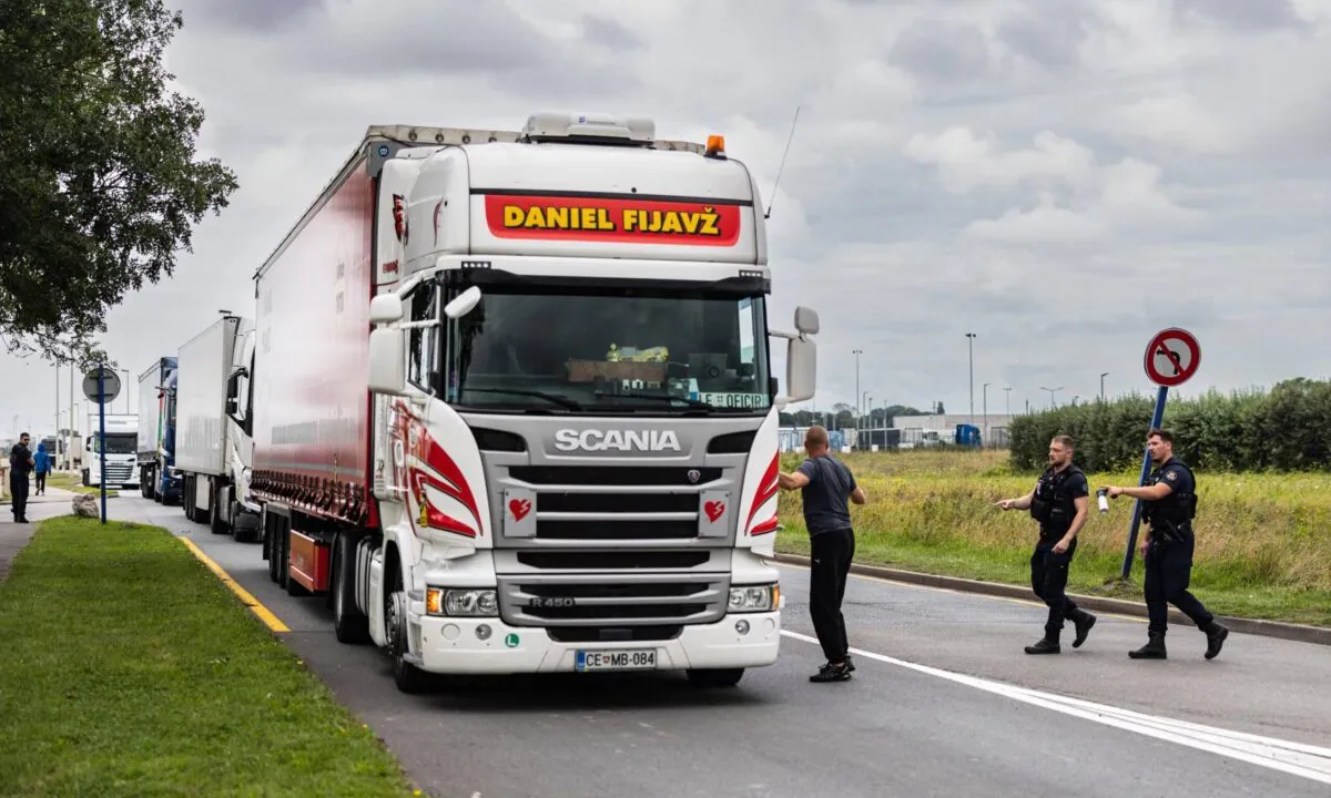 Phát hiện 15 người di cư trong xe tải đông lạnh ở Pháp