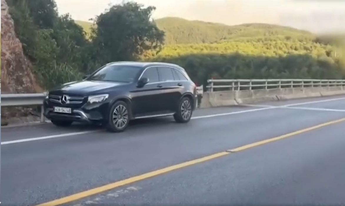Dừng xe ở làn khẩn cấp để câu cá, tài xế Mercedes bị lập biên bản