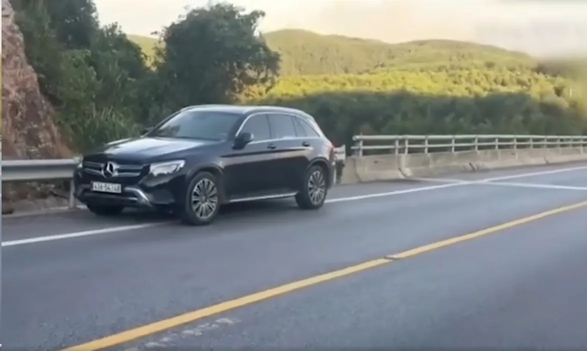 Dừng xe ở làn khẩn cấp để câu cá, tài xế Mercedes bị lập biên bản