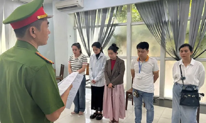 Cơ quan công an tống đạt các quyết định