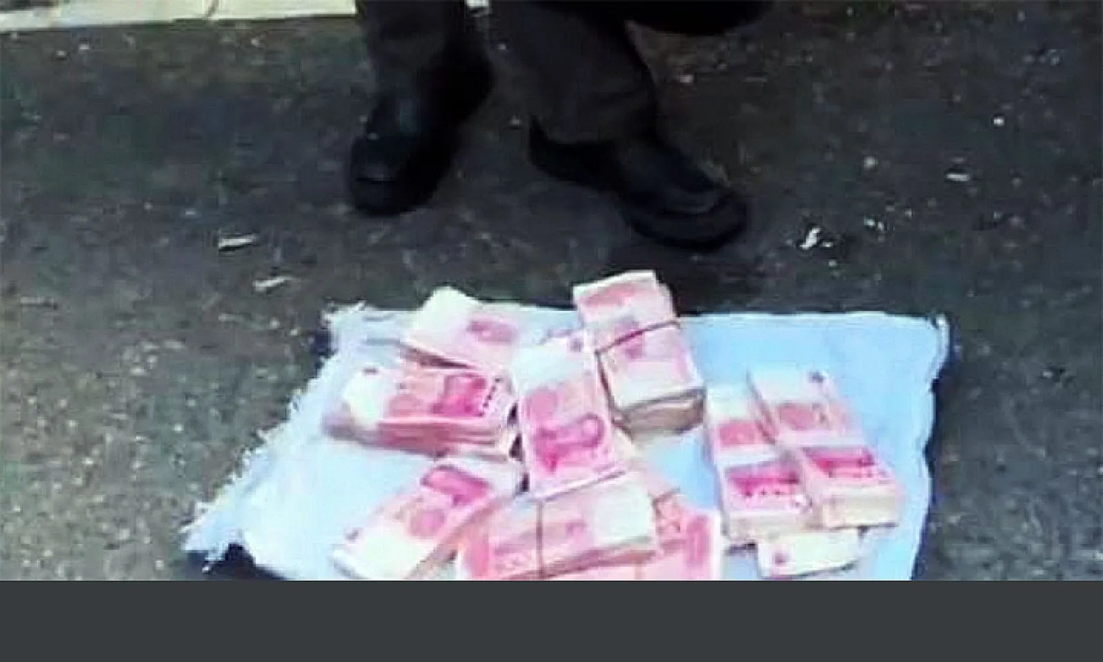 Người đàn ông mang bao tiền ra chợ phát, nhưng không ai dám nhận