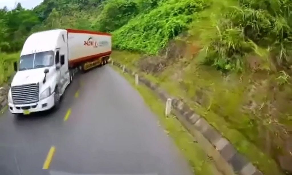Video clip: Container mất lái trên đường đèo ở Cao Bằng
