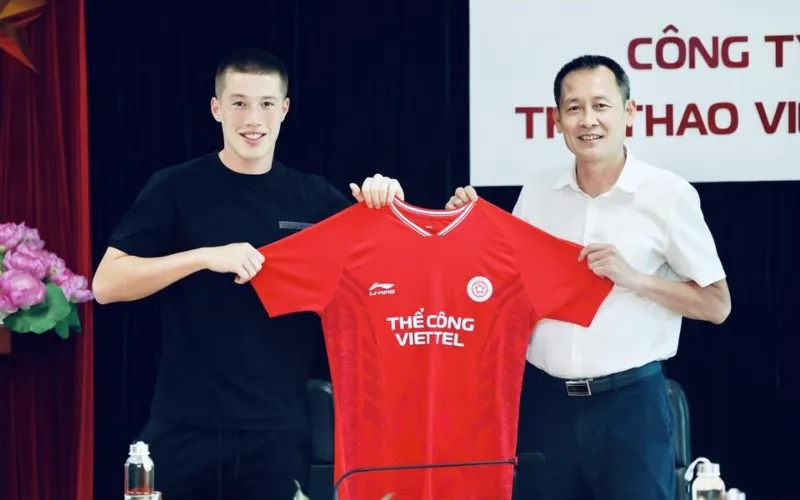 Lee Williams chính thức ra mắt CLB mới (Ảnh: Thể Công - Viettel FC)