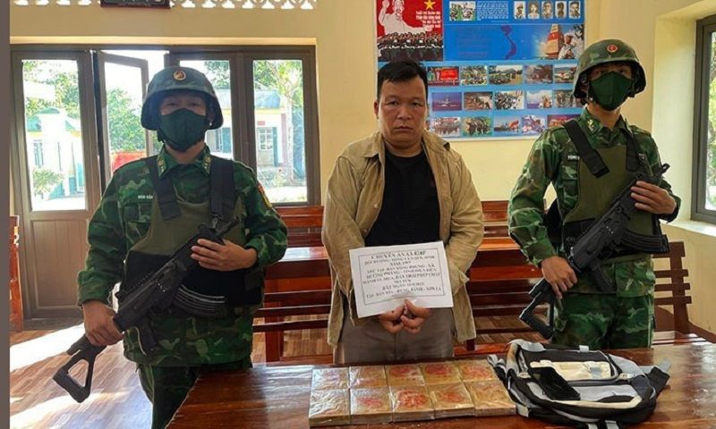 Sơn La: Bắt giữ đối tượng vận chuyển 10 bánh heroin 