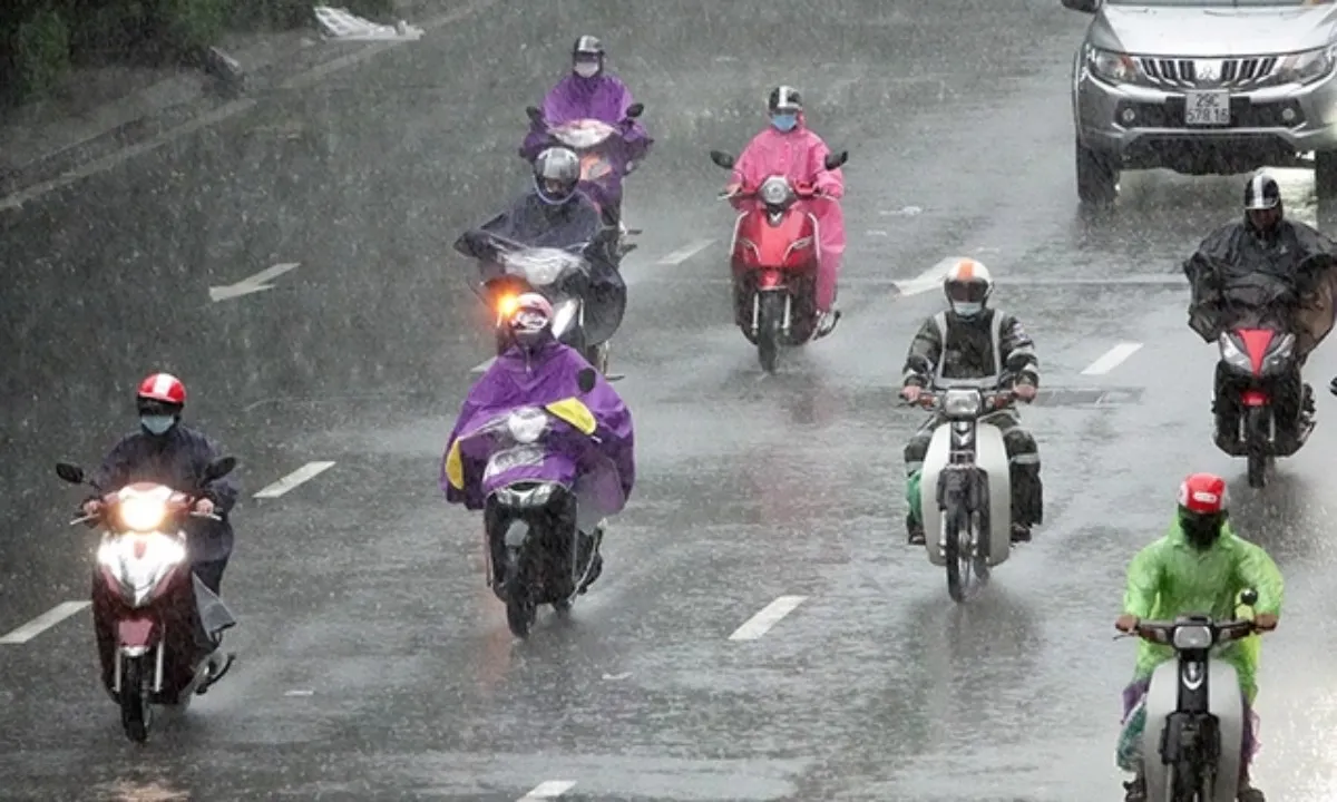 Mưa lớn, nắng nóng và dông lốc cùng lúc trên cả nước