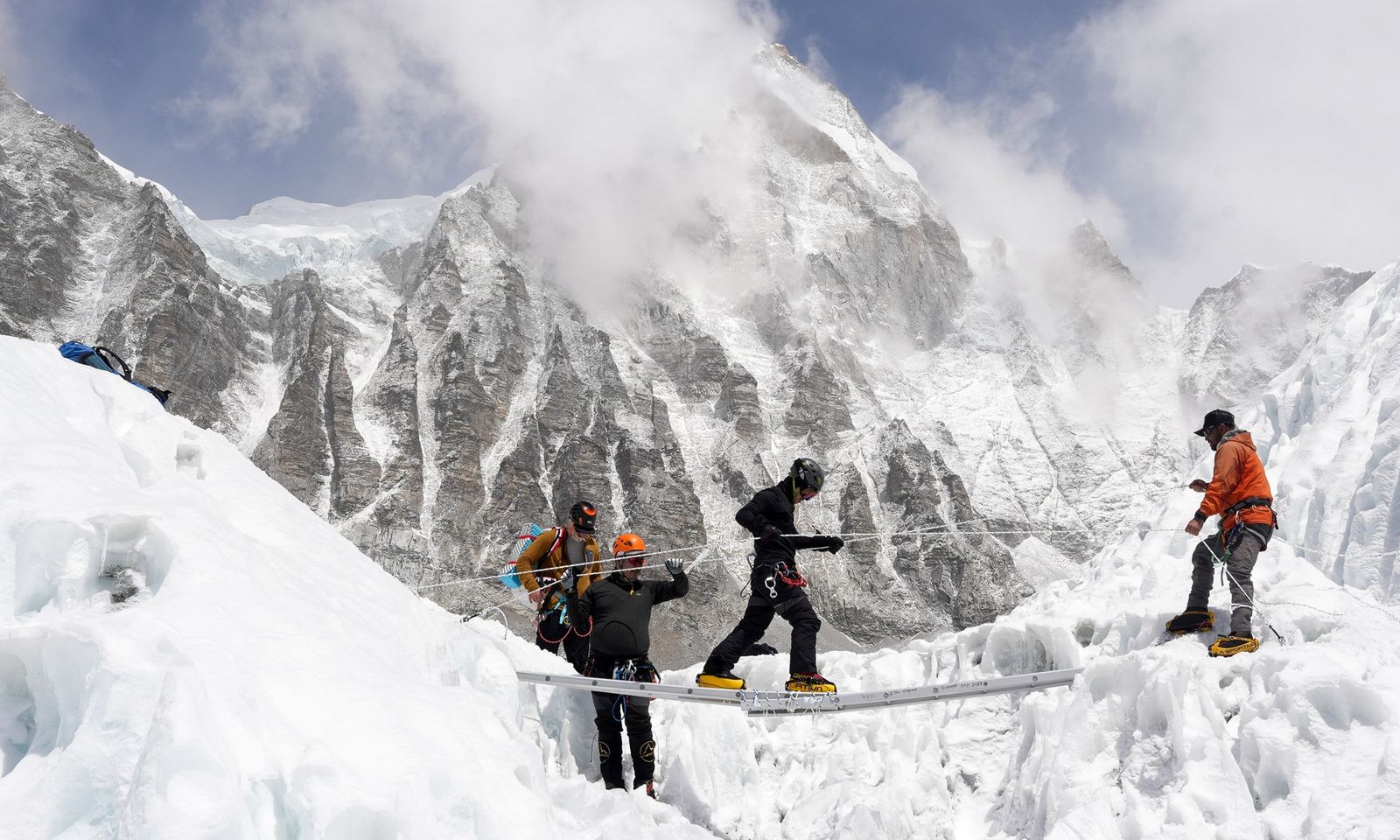 Nepal miễn phí leo núi cho gần 100 đỉnh núi Himalaya
