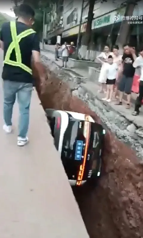 Chiếc taxi không người lái rơi xuống hố 