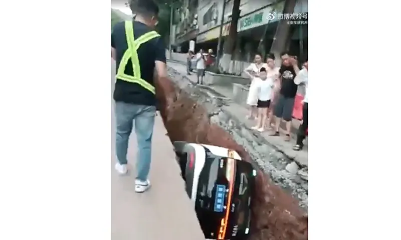 Taxi không người lái rơi xuống hố khi đang chở khách