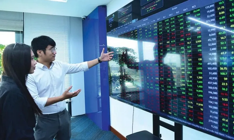 VN-Index vượt 1.600 điểm, kỳ vọng sóng tăng kéo dài 