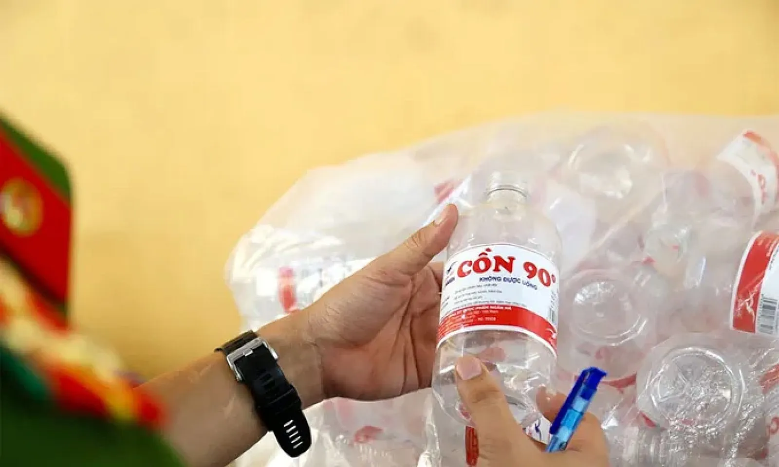 Khởi tố tổng giám đốc và 3 nhân viên sản xuất buôn bán cồn y tế giả 