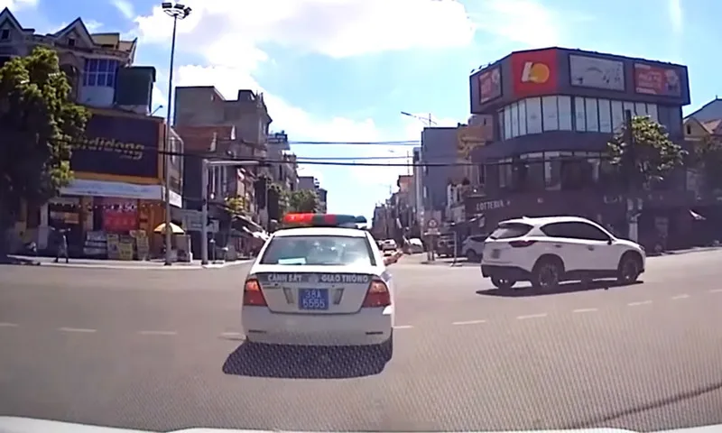 Cảnh sát giao thông Hà Tĩnh hú còi mở đường cứu người phụ nữ bị tai nạn nguy kịch