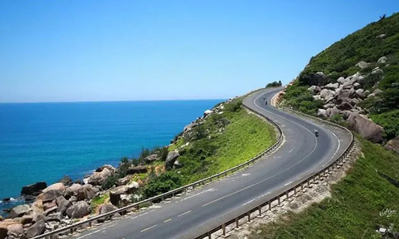 Đến nay hệ thống đường bộ ven biển đã hoàn thành, đưa vào khai thác 1.397km đường ven biển.