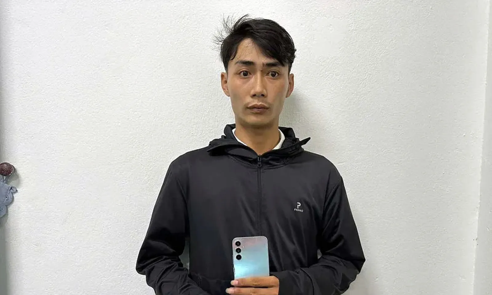 Bắt nghi phạm trộm 17 iPhone chỉ sau 10 giờ gây án 