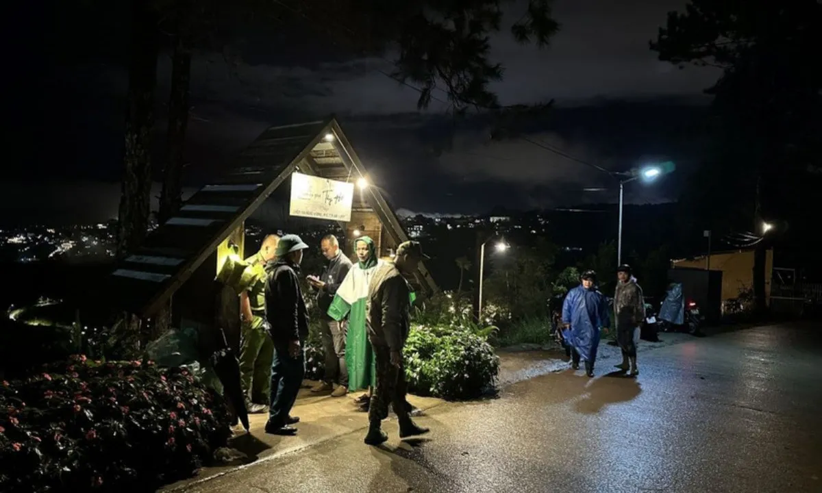 Đà Lạt: Mưa lớn gây ngập sâu, sạt lở khiến 2 du khách tử vong