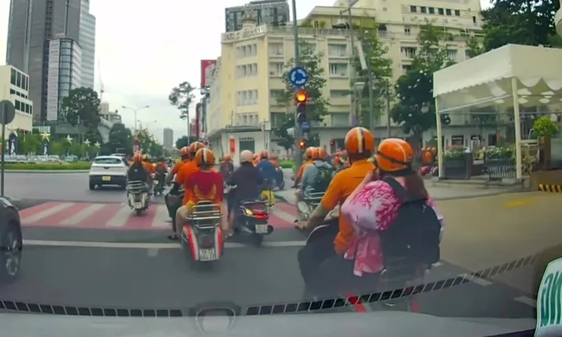 Xác minh đoàn xe Vespa vượt đèn đỏ tại giao lộ trung tâm TPHCM