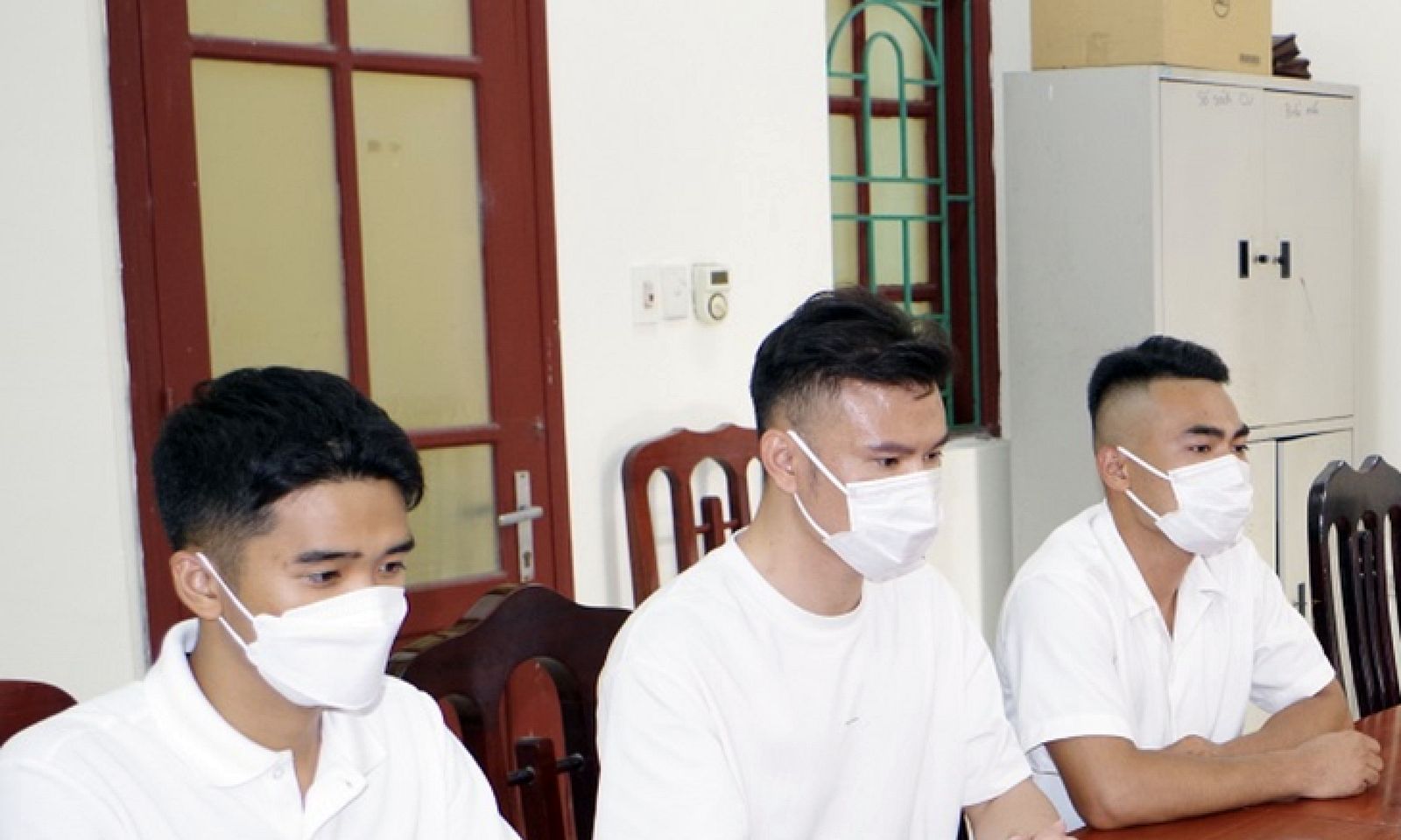 Lời khai của nhóm thanh niên dàn dựng clip “cảnh nóng” trên xe Mercedes ở Ninh Bình