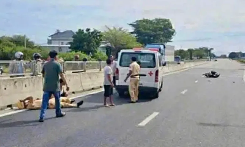 Cảnh sát giao thông bị xe máy đụng gãy chân khi ra hiệu lệnh dừng xe