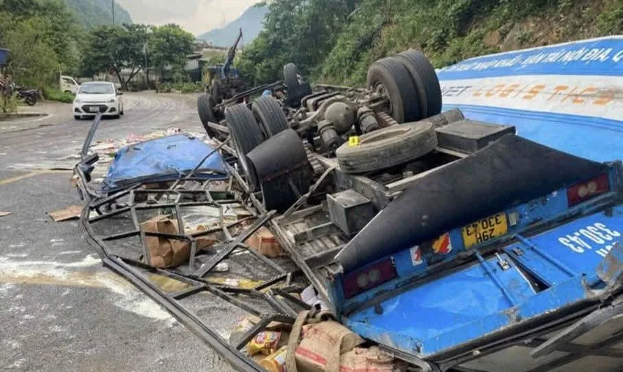 Xe tải lật ngửa trên Quốc lộ 6, tài xế tử vong tại chỗ
