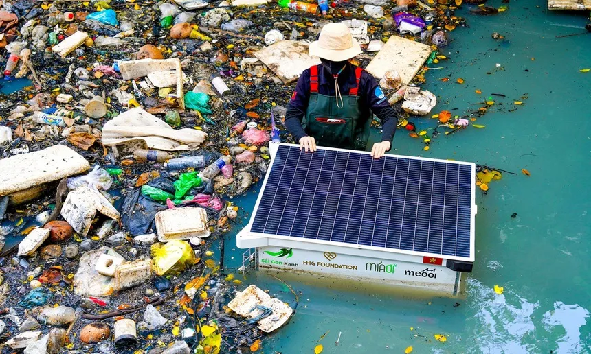 TPHCM: Thử nghiệm robot vớt rác trên kênh, hướng tới giảm sức lao động và tăng an toàn