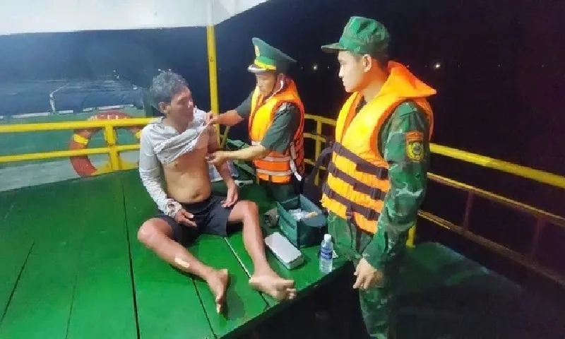 Cứu sống ngư dân mất tích sau vụ tàu cá bị đâm chìm rồi bỏ chạy