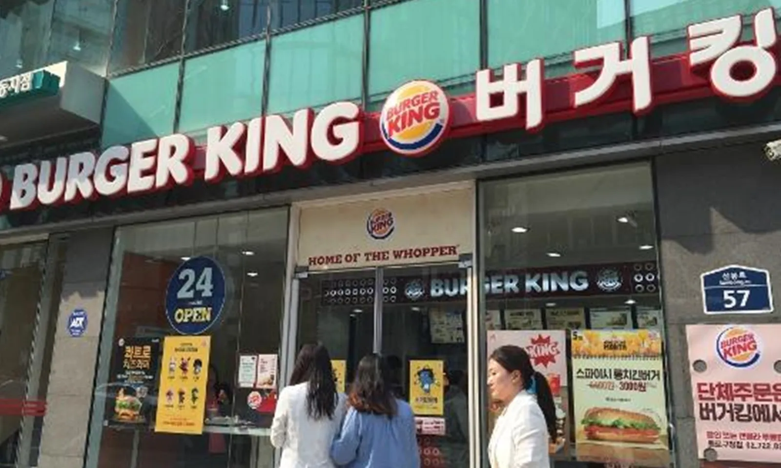 Burger King bị phạt gần 6 tỷ đồng vì ép cửa hàng nhượng quyền mua nước tẩy rửa và cà chua