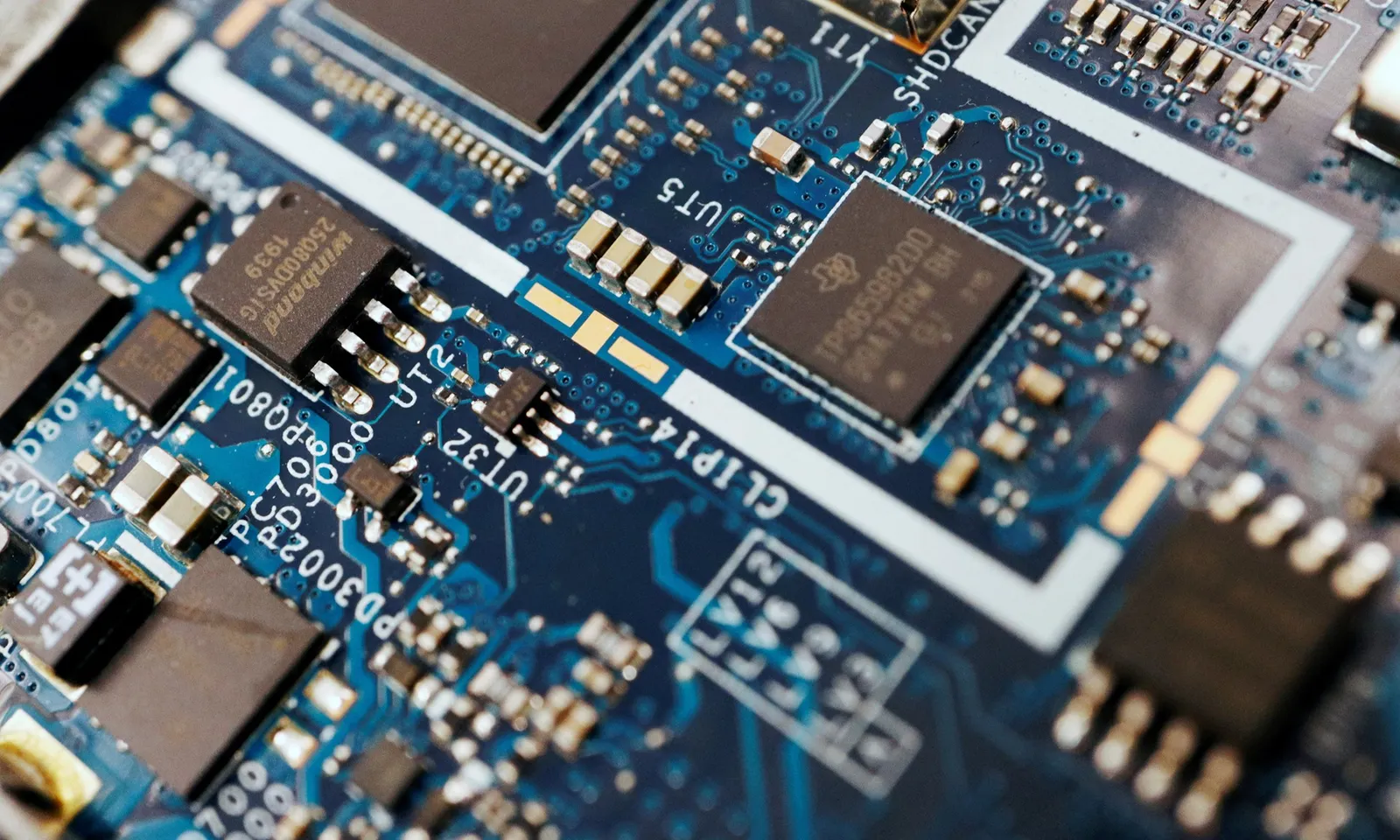 Mỹ cài thiết bị theo dõi vào các lô hàng chip AI để theo dõi ‘buôn lậu’