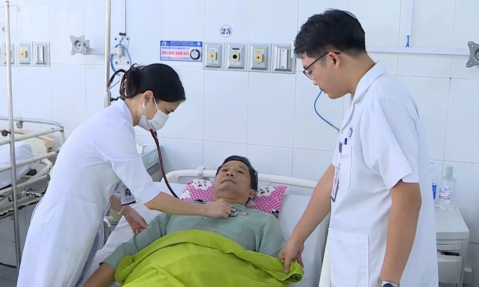 Gần 20 nhân viên y tế ép tim suốt 2 giờ cứu bệnh nhân nhồi máu cơ tim ngừng tuần hoàn