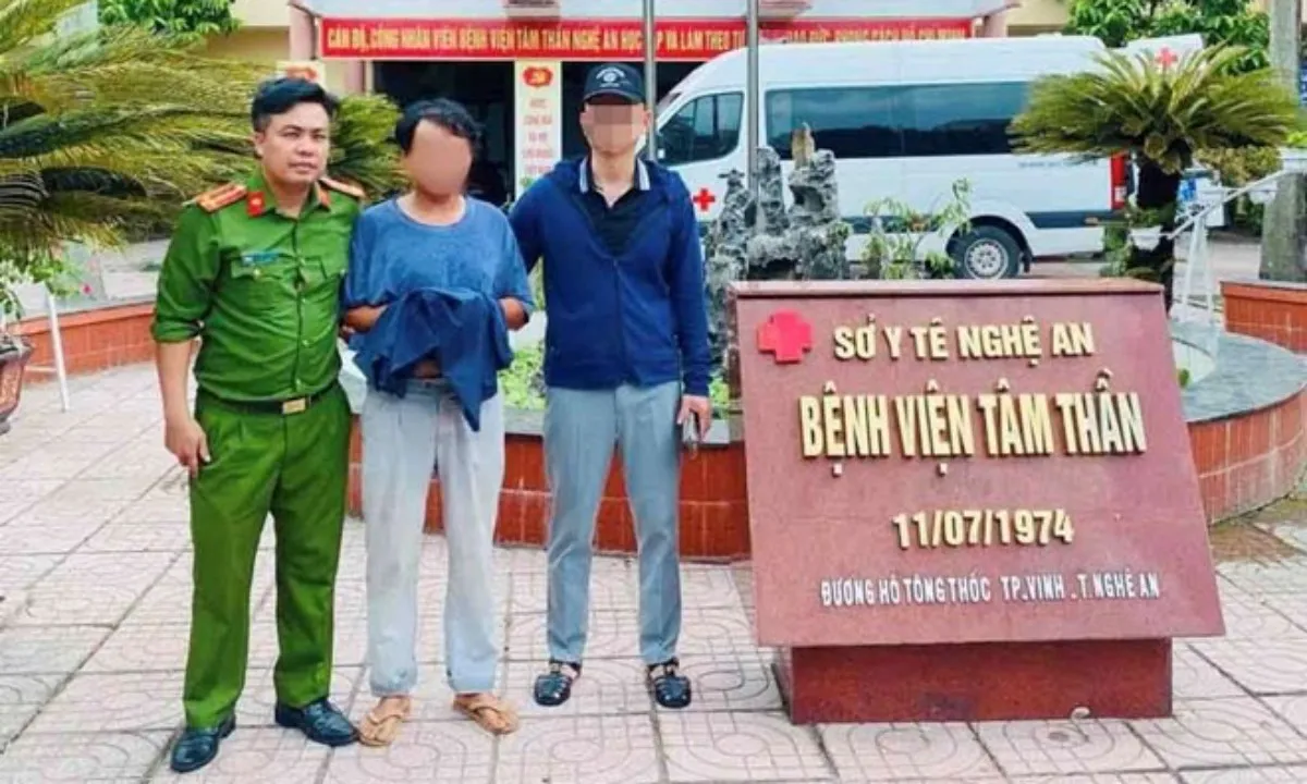 Khống chế người đàn ông cầm dao đe dọa người đi đường