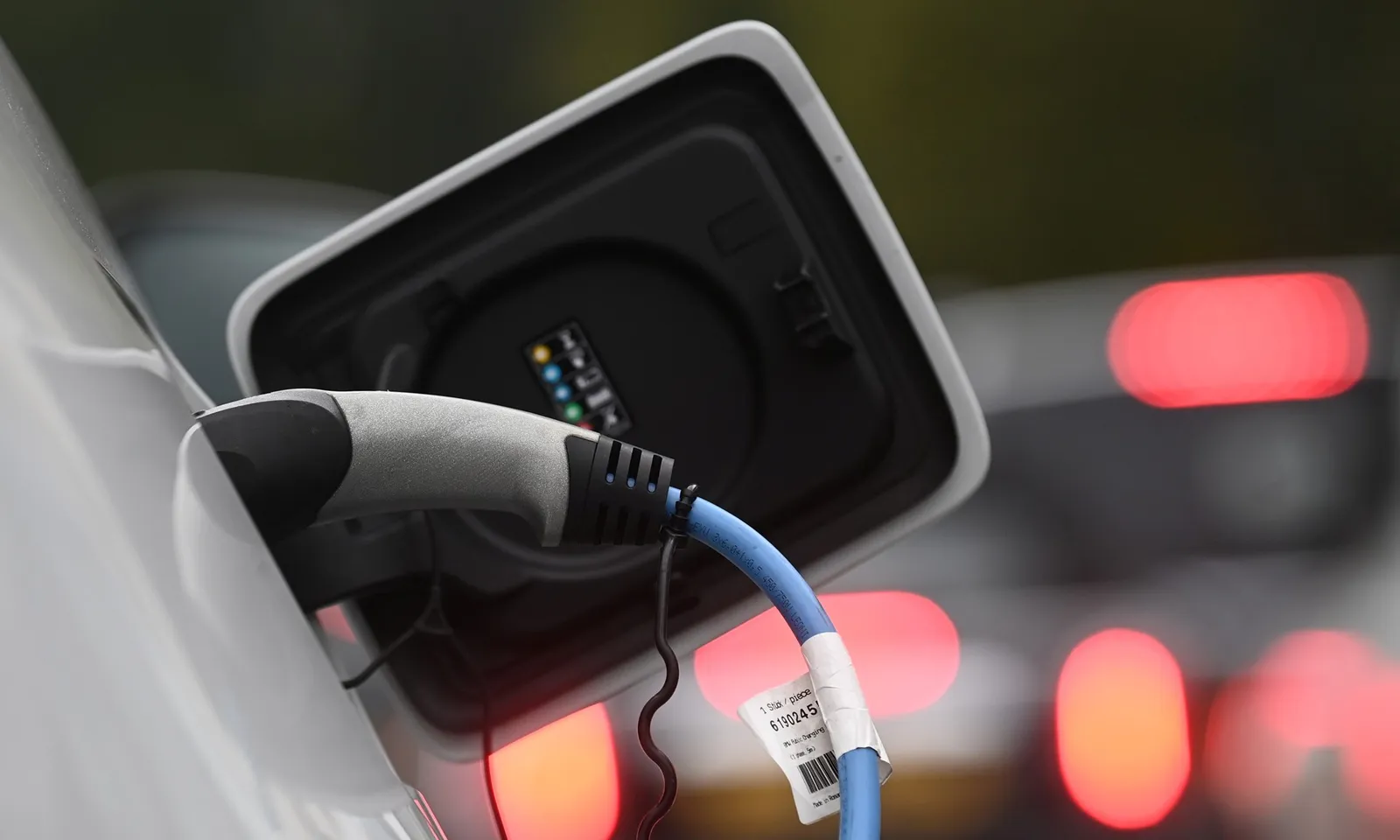 Doanh số bán xe điện toàn cầu giảm nhẹ vào tháng 7