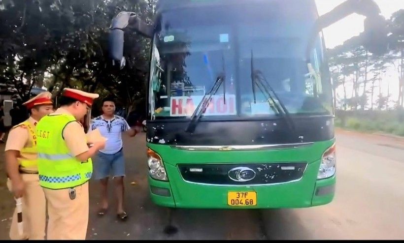 Tài xế và chủ xe khách bị phạt hơn 234 triệu đồng vì chở quá người và không có bằng lái