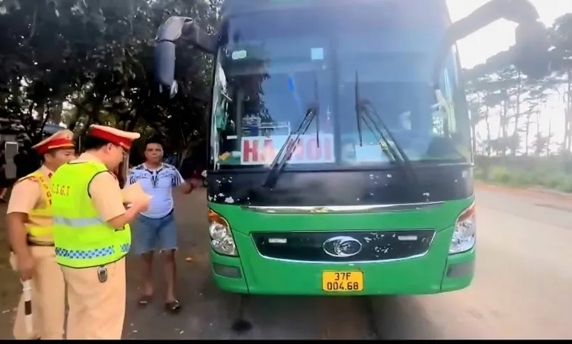 Tài xế và chủ xe khách bị phạt hơn 234 triệu đồng vì chở quá người và không có bằng lái