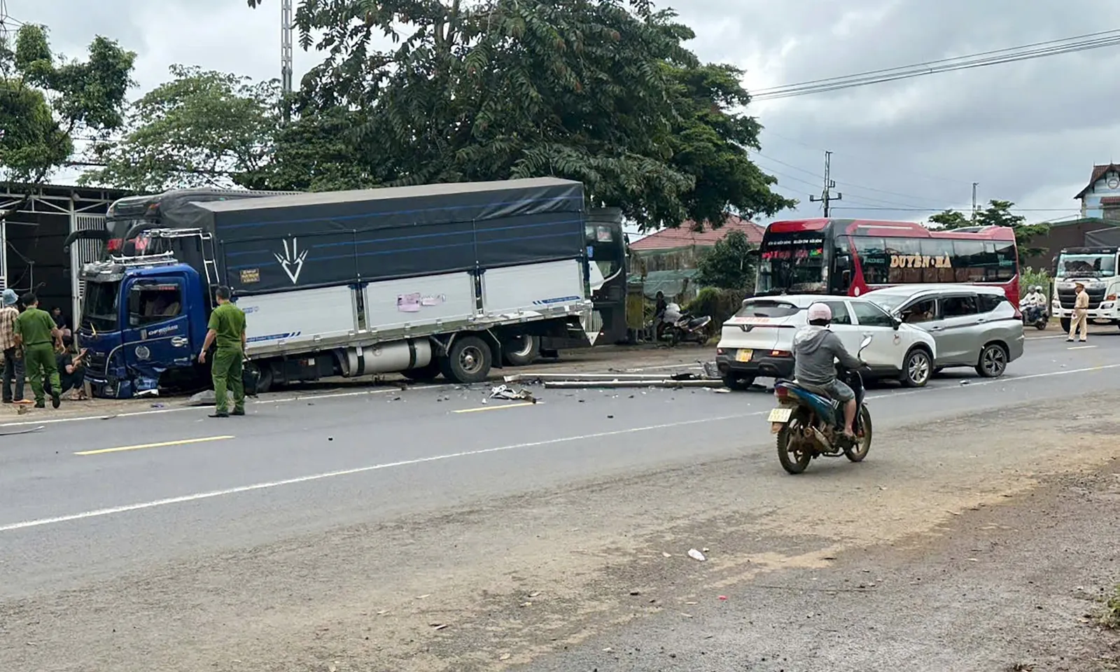Lâm Đồng: Tai nạn liên hoàn ba ô tô trên đường Hồ Chí Minh