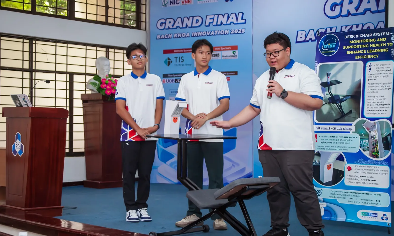 Học sinh chế tạo hệ bàn ghế học tập thông minh, có thể theo dõi và hỗ trợ sức khỏe