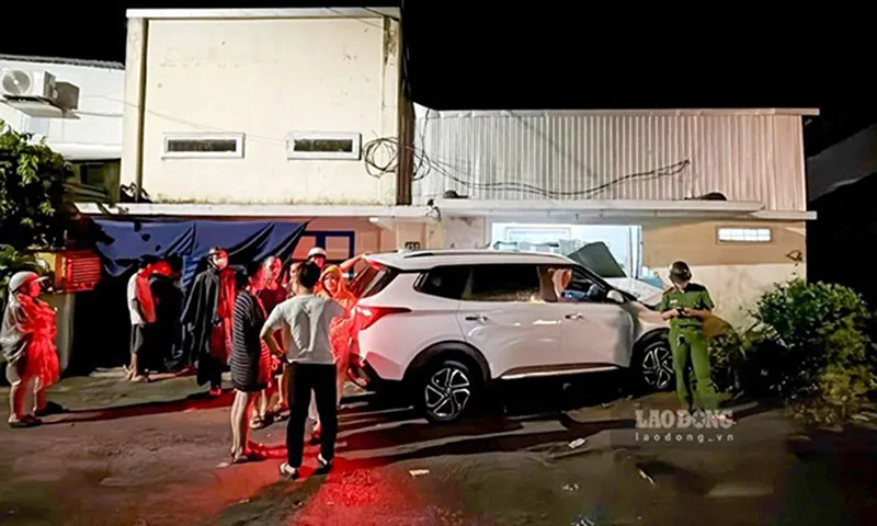 Hiện trường vụ xe con đâm vào nhà dân