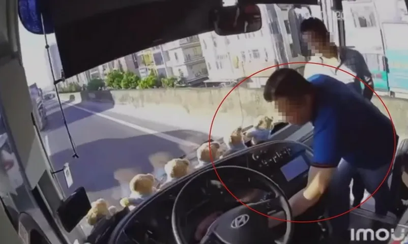 Hà Nội: Khởi tố người đàn ông rút chìa khóa xe khách trên đường Vành đai 3