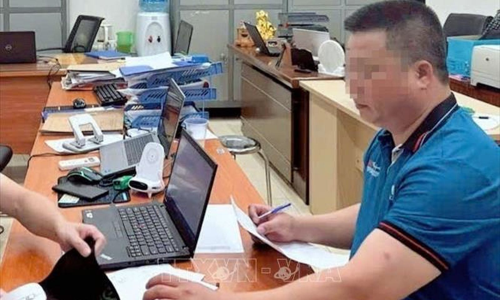 Khởi tố tài xế xe con rút chìa khóa xe khách trên đường Vành đai 3