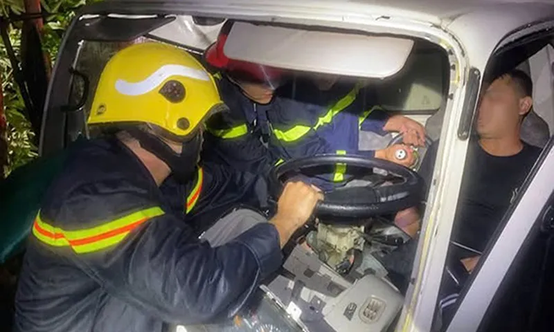 Giải cứu tài xế xe tải mắc kẹt trong cabin sau tai nạn giao thông