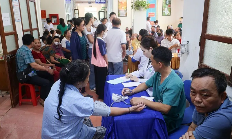 Y bác sĩ TPHCM khám bệnh miễn phí cho người dân vùng bão lũ 