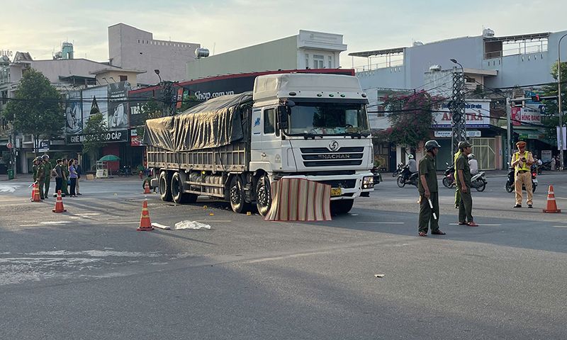 Xe tải đụng xe máy, hai phụ nữ đang đi chợ bị thương vong